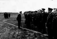 KING TALKING TO FLYING OFFICER PARK.jpg (1475800 bytes)
